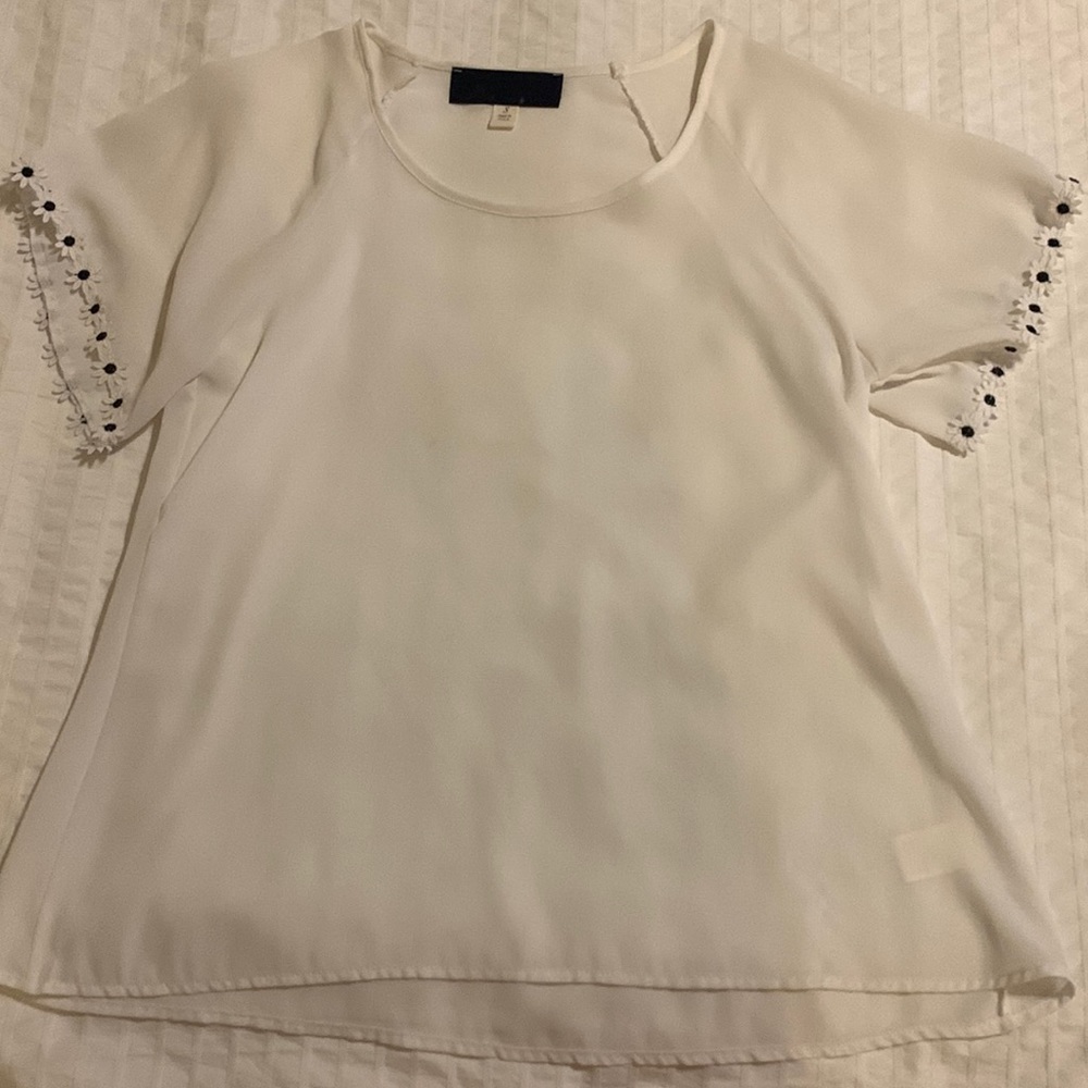 EUC Francesca’s blouse size small with flower detail on sleeve